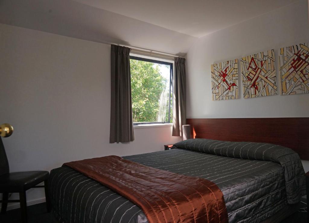 Postel nebo postele na pokoji v ubytování Sherborne Motor Lodge