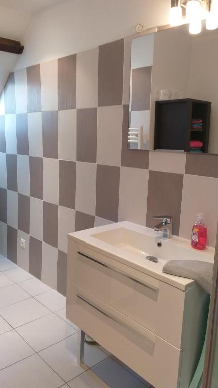 La salle de bains est pourvue d'un lavabo et d'une télévision murale. dans l'établissement LE PIC'ARDIE, à Pont-Sainte-Maxence