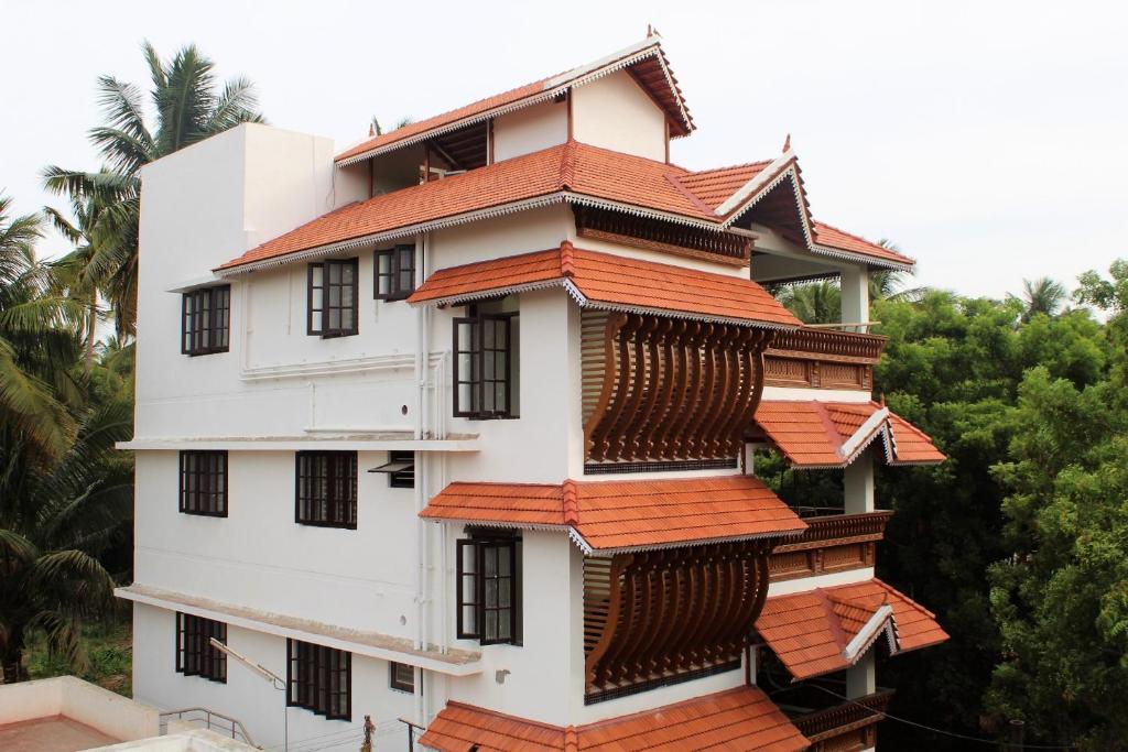 un edificio blanco con techo rojo en Indian Residency en Tiruchchirāppalli