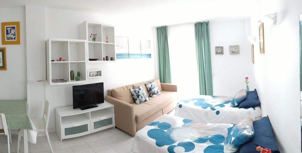 TV a/nebo společenská místnost v ubytování El Dorado Apartment Playa de Las Americas