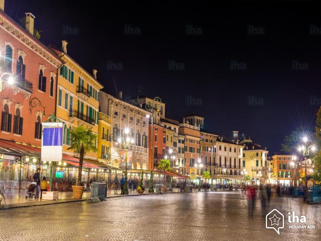 Vista generica su Verona o vista sulla città dall'interno dell'appartamento