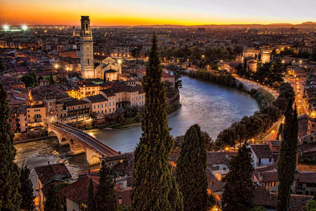 Vista generica su Verona o vista sulla città dall'interno dell'appartamento