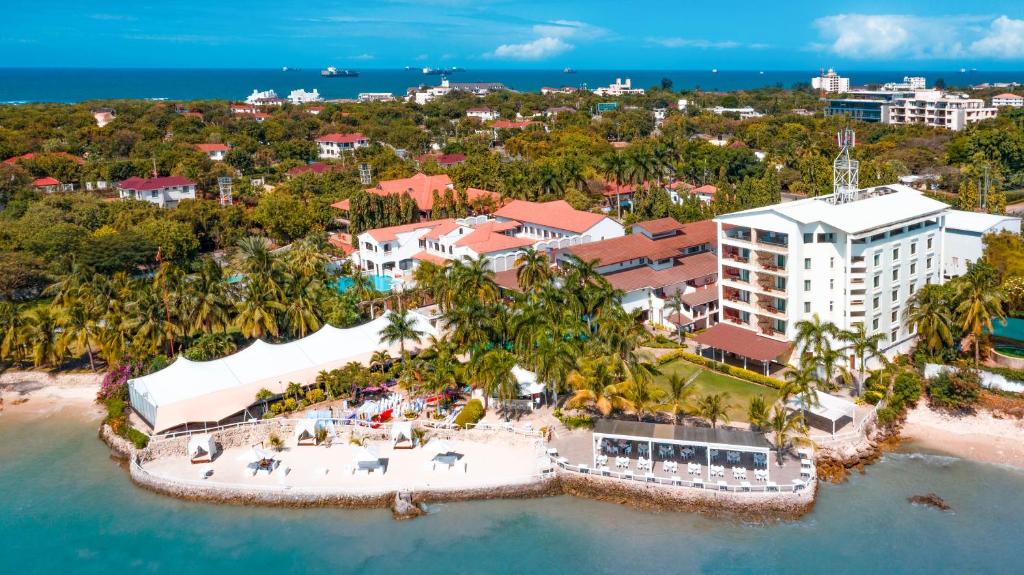 達累斯薩拉姆的住宿－Coral Beach Hotel Dar Es Salaam，海滩上的度假村的空中景致