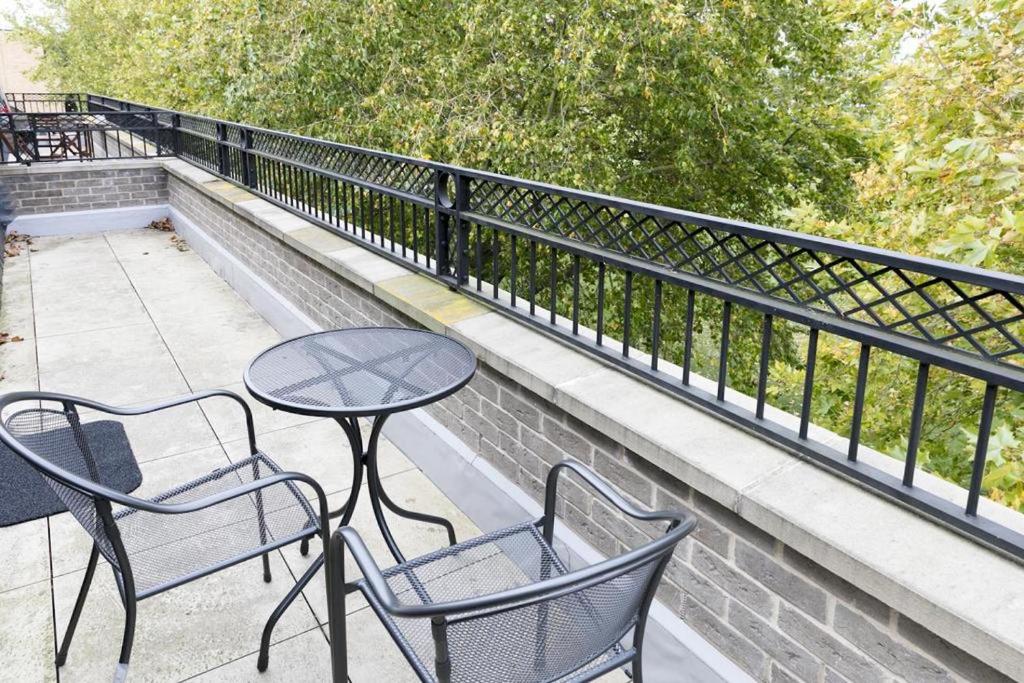 ケンブリッジにあるPenthouse with Terrace 5 mins walk to Colleges & City Centre & Sleeps 6のテーブルと椅子2脚(バルコニーに座る)