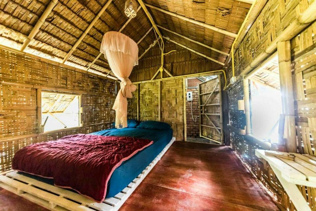 Meechok organic home في شاطيء آونانغ: غرفة نوم بسرير في منزل خشبي