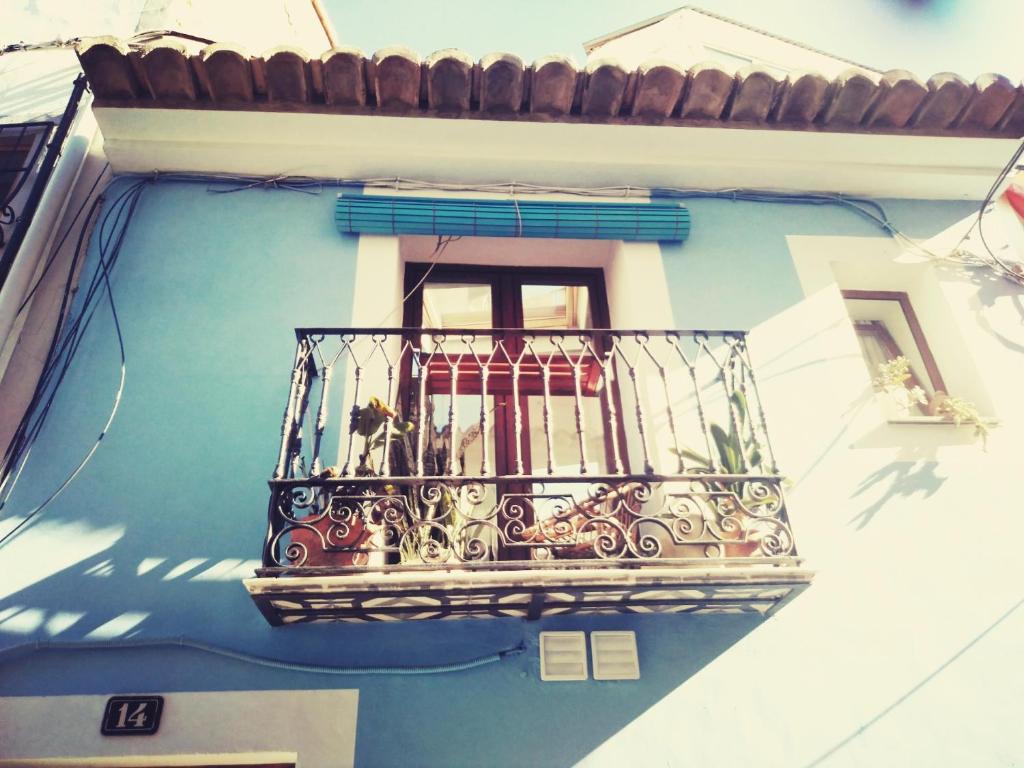 einen Balkon an der Seite eines Gebäudes in der Unterkunft Quacketta in Villajoyosa