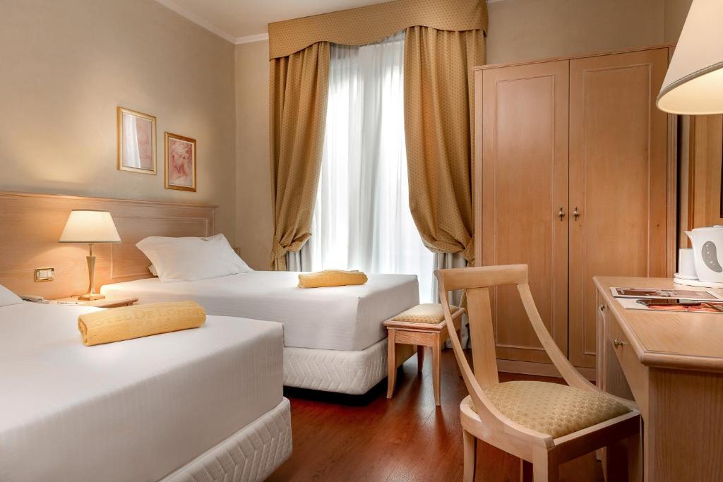 Postel nebo postele na pokoji v ubytování Hotel De Londres