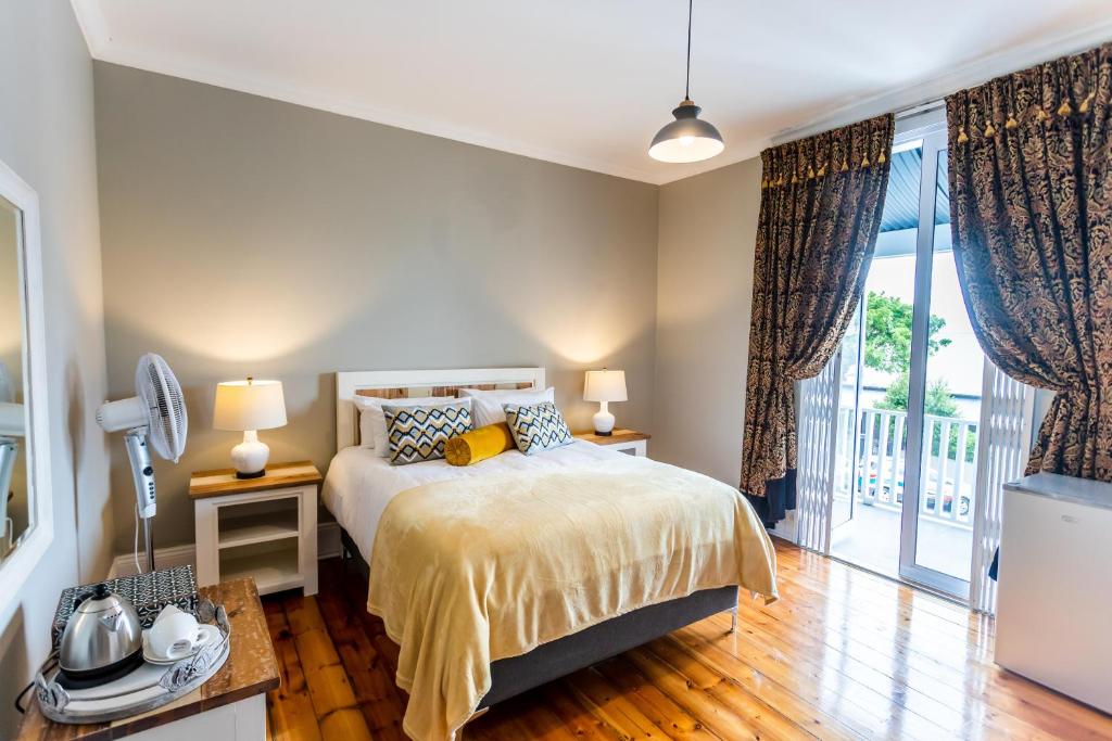 מיטה או מיטות בחדר ב-Blue Yellow Door Home