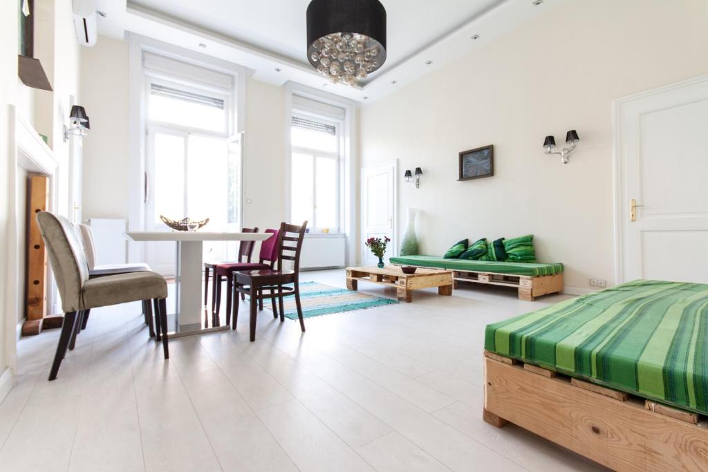 ブダペストにあるJozsef63 Apartmentのベッドルーム1室(ベッド1台、テーブル、椅子付)