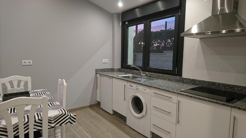 A kitchen or kitchenette at Carballos Altos-Apartamentos Turísticos