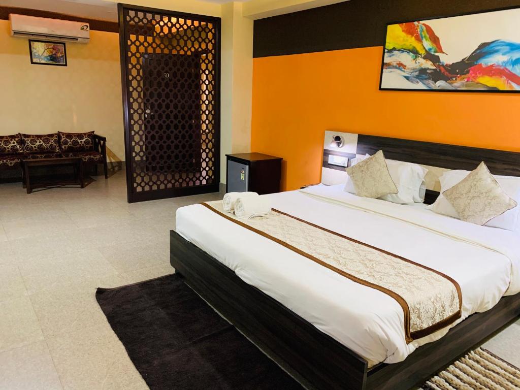 Postel nebo postele na pokoji v ubytování The Loft Hotel, Siliguri