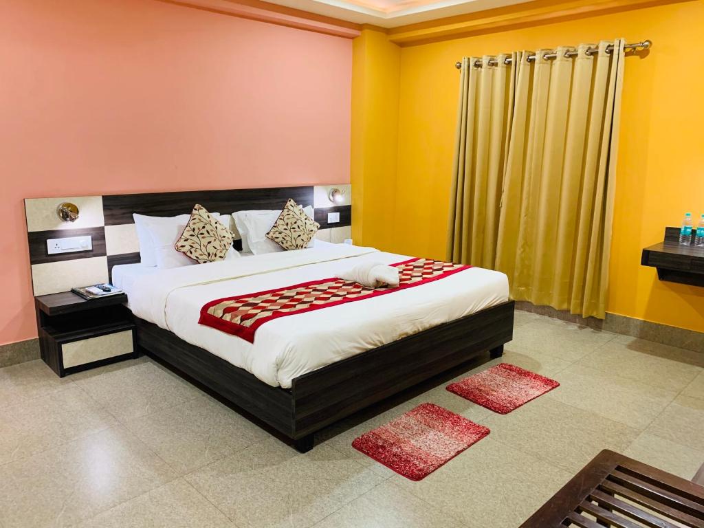 Postel nebo postele na pokoji v ubytování The Loft Hotel, Siliguri
