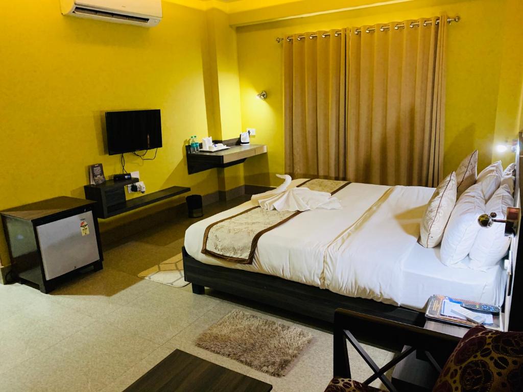 Postel nebo postele na pokoji v ubytování The Loft Hotel, Siliguri