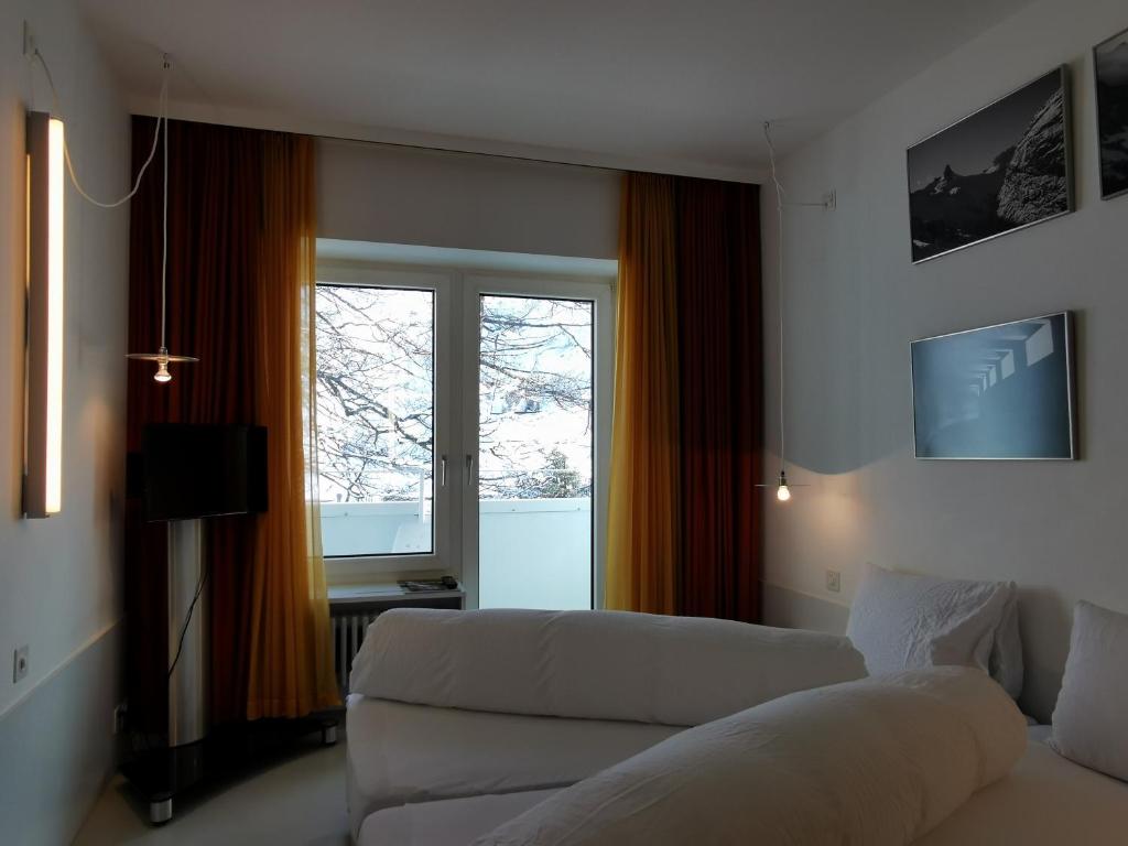 TV a/nebo společenská místnost v ubytování Schnider Bed&Breakfast und Café