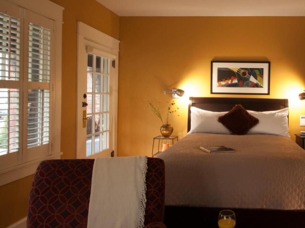 Showers Inn - 