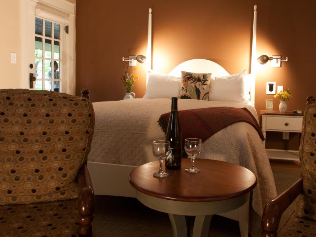 Showers Inn - Superior Queen Room