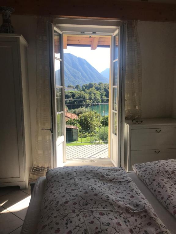 1 dormitorio con cama y ventana con vistas en Casa Lidia, en Ossuccio