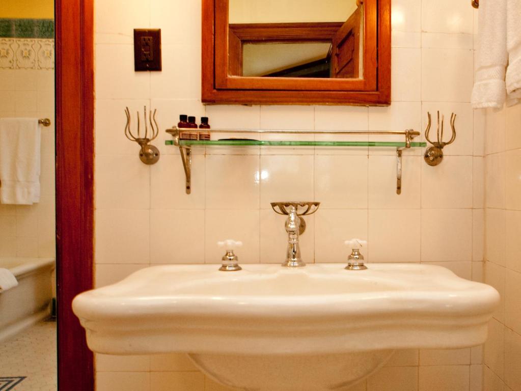 Showers Inn - Executive King Room