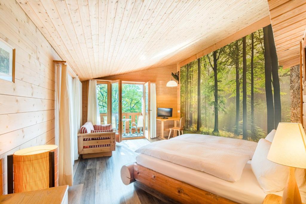 Кровать или кровати в номере Hotel Lindenhof by Crossworld AG