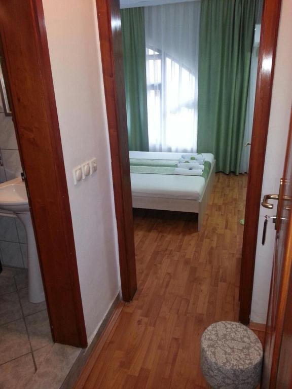 Postel nebo postele na pokoji v ubytování The Bulevard Hotel