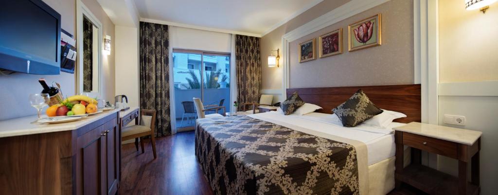 Postel nebo postele na pokoji v ubytování Alba Queen Hotel - Ultra All Inclusive