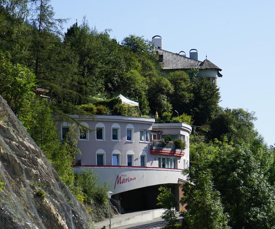 ein Haus an der Seite eines Berges in der Unterkunft Appartementhaus Marina in Matrei in Osttirol