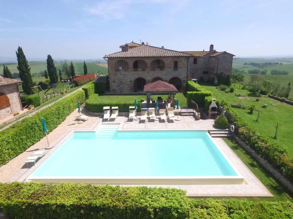 uma vista exterior de uma villa com piscina em Gli Archi di Corsanello em Siena