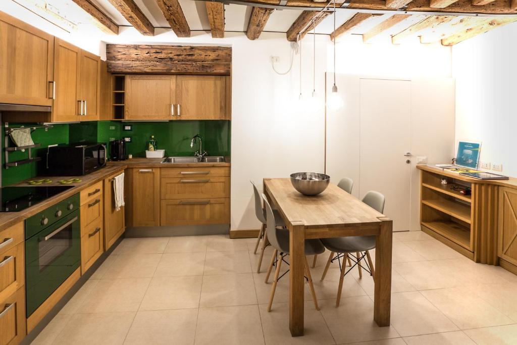 Kuchyňa alebo kuchynka v ubytovaní The Carpenter's House - Smart Venice Collection