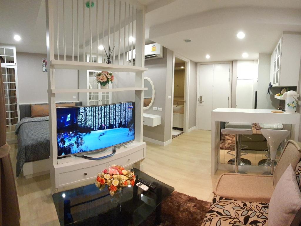 uma sala de estar com uma televisão de ecrã plano num quarto em Chic seaview @ The Patio Bangsaen em Ban Bang Saen (1)