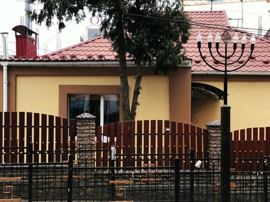 una casa con una recinzione di fronte di Будинок для Відпочинку біля Фентезі Парка a Umanʼ