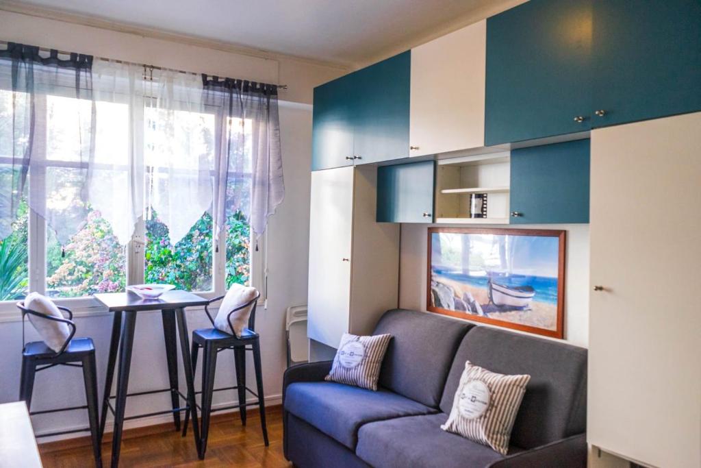 un salon avec un canapé et une table dans l'établissement STUDIO PROMENADES DES ANGLAIS - CARRE&OR NICE, à Nice