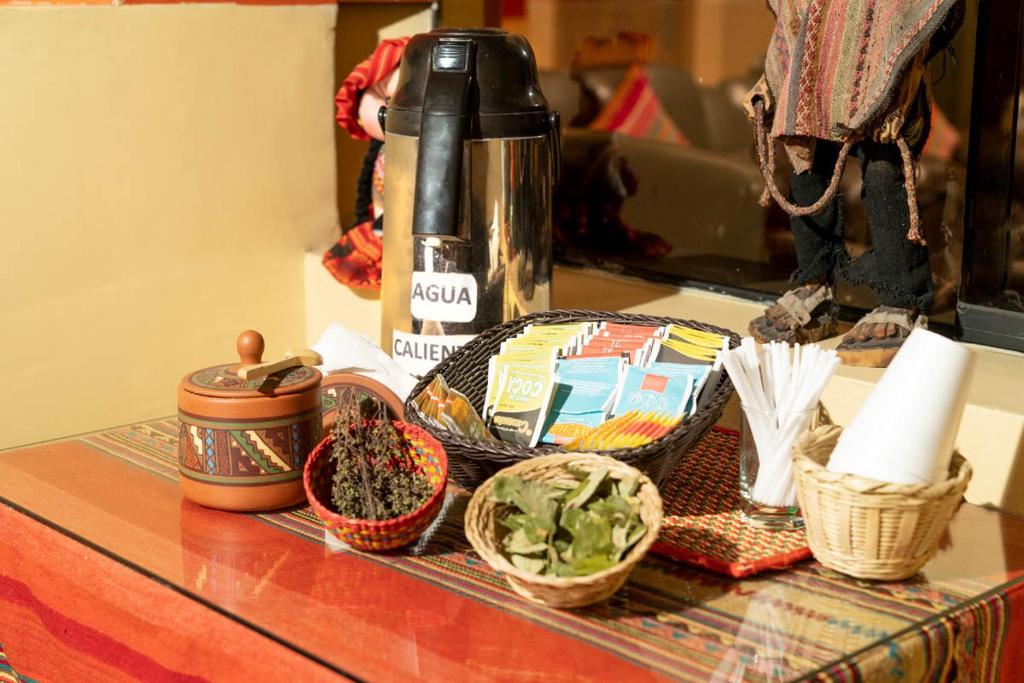 un comptoir avec des bols de nourriture sur une table dans l'établissement Hotel Melanys, à Cusco