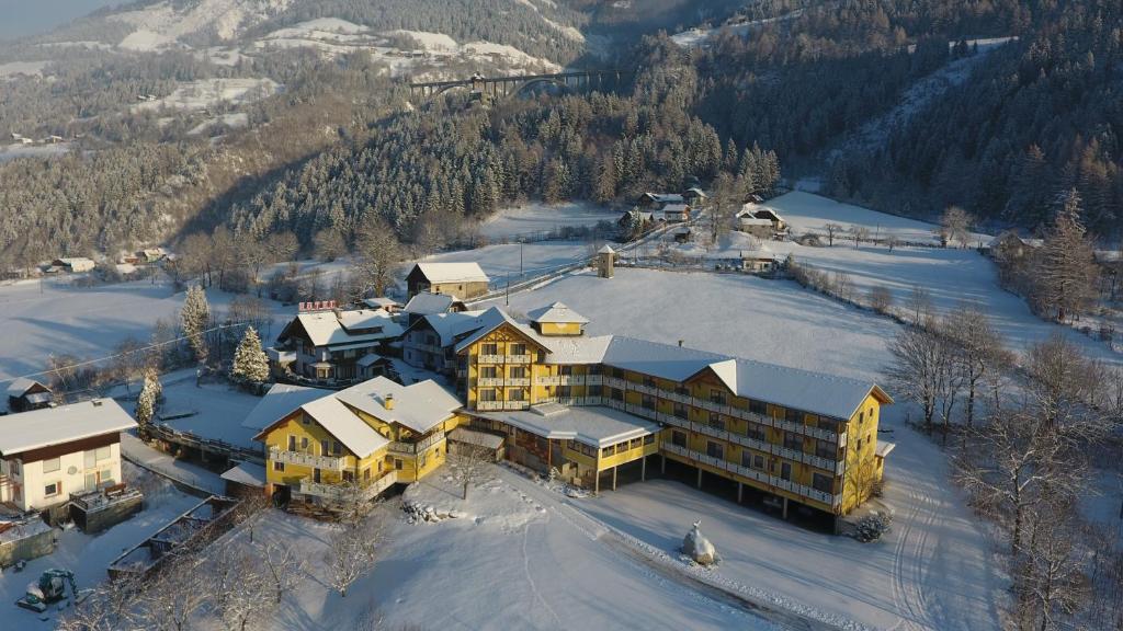 Nespecifikovaný výhled na hory nebo výhled na hory při pohledu z hotelu