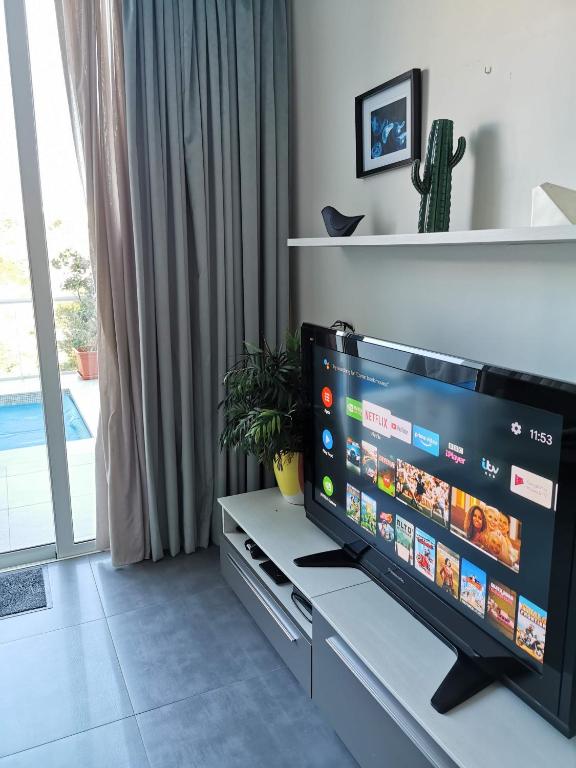 TV a/nebo společenská místnost v ubytování Duplex Maisonette with Heated P-Pool and Jacuzzi