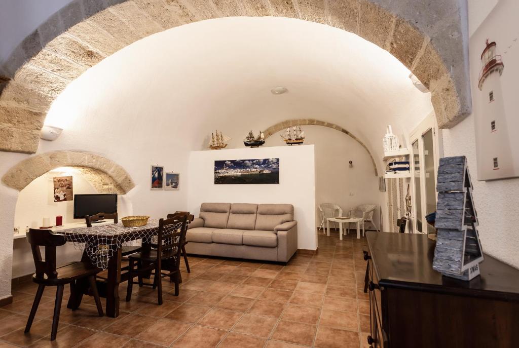 a living room with a table and a couch at Alimarta in Monopoli