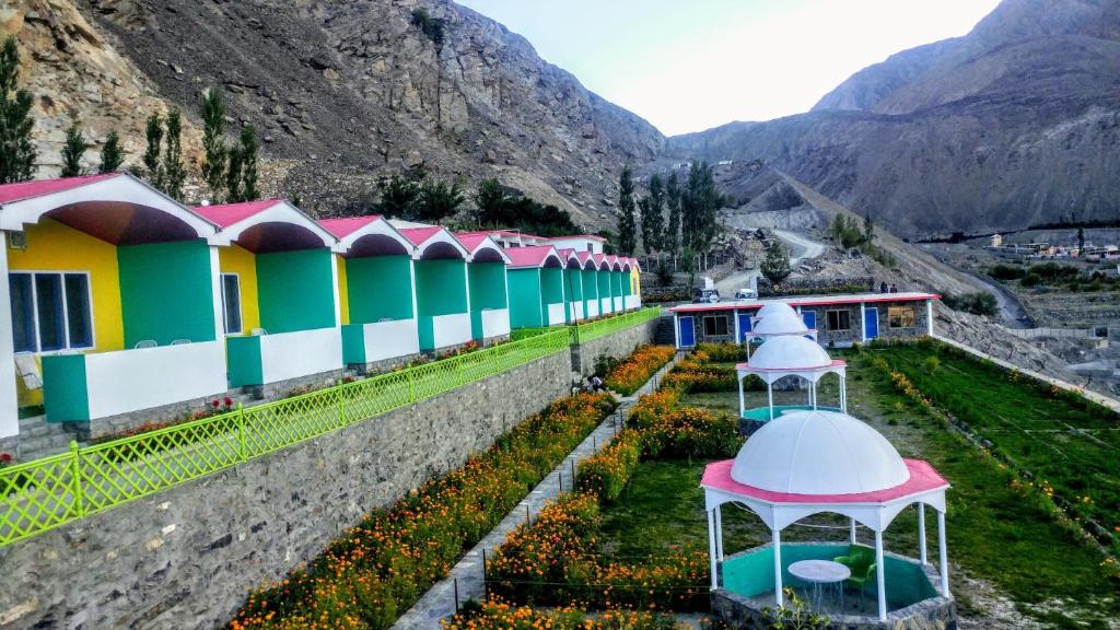 Hotel Mountain Lodge Skardu في سكردو: صف من البيوت على جانب جبل