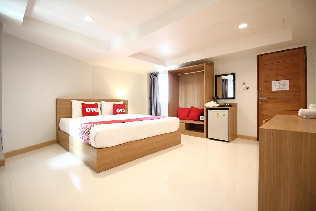 Super OYO 483 Pannee Hotel Khaosan في بانكوك: غرفه فندقيه سرير وتلفزيون