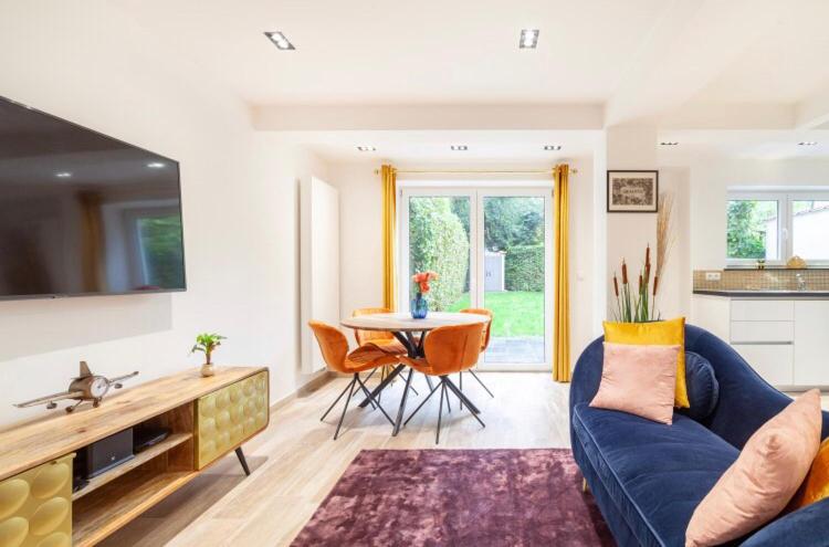 sala de estar con sofá azul y mesa en COZY APARTMENT IN BRUSSELS en Bruselas