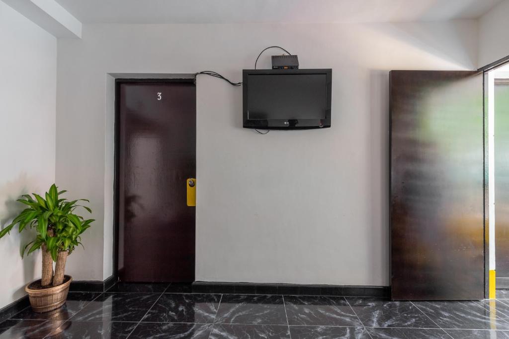 TV a/nebo společenská místnost v ubytování CAMPO VALDES PARK HOSTEL