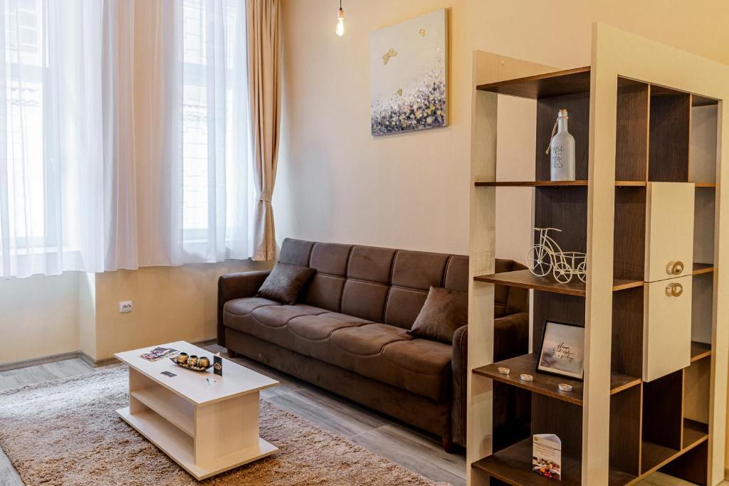 Select City Center Apartments - Bohemian Studio