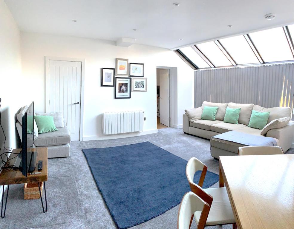 sala de estar con sofá y TV en Home Crowd Luxury Apartments - Park View, en Doncaster
