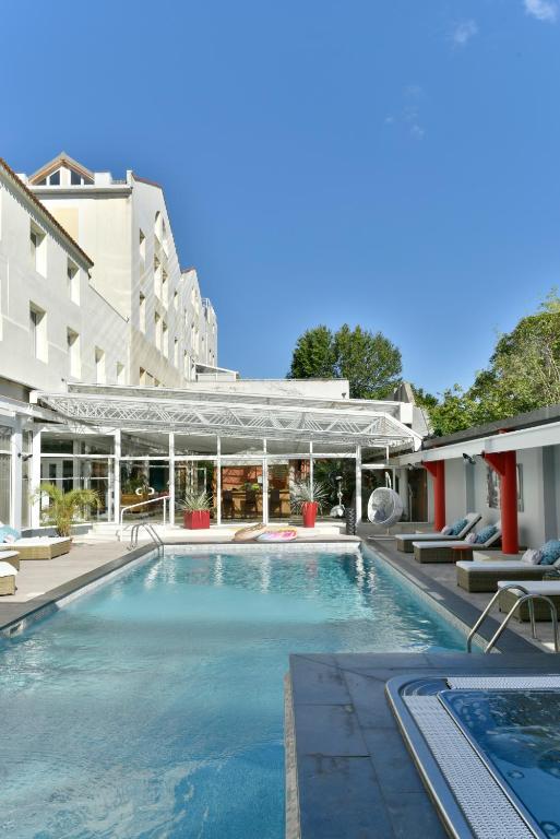 Bazén v ubytování Hôtel Arles Plaza nebo v jeho okolí