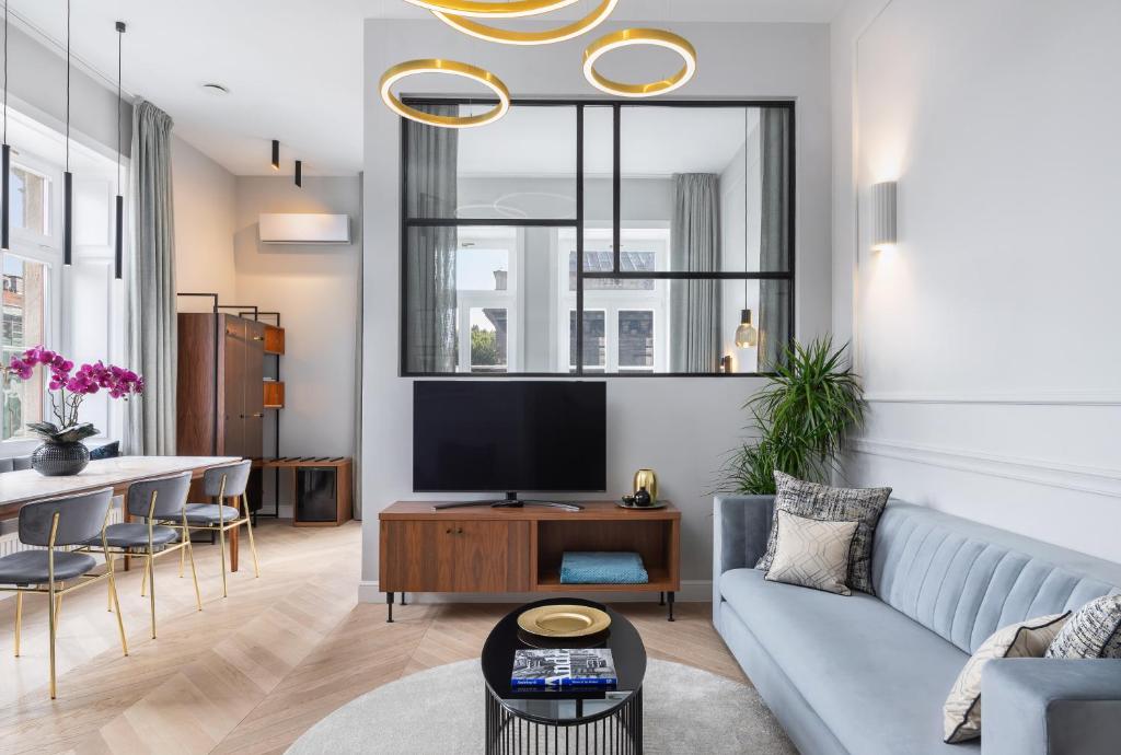 - un salon avec un canapé et une télévision dans l'établissement Diamonds Home - luxury apartment in premium location, à Budapest