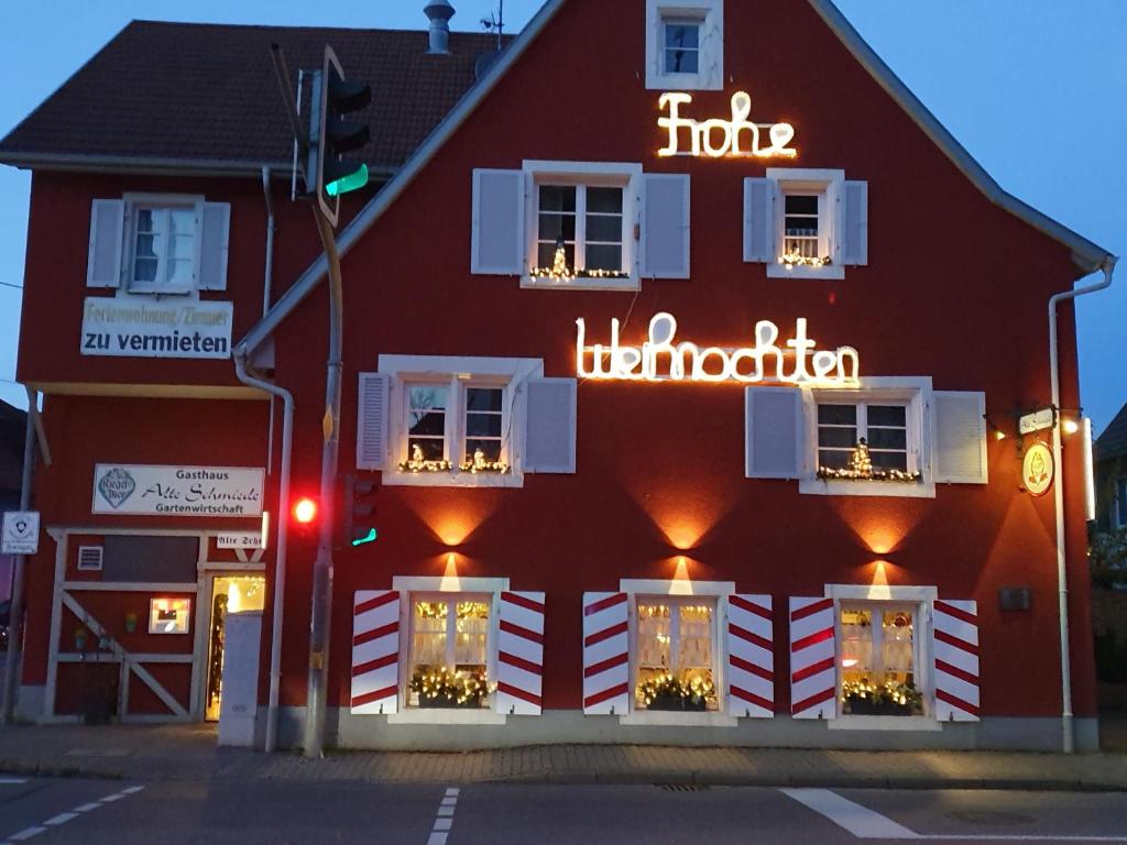 een rood gebouw met een bord dat hotelincubiatie leest bij Ferienwohnung 'Alte Schmiede' in Teningen