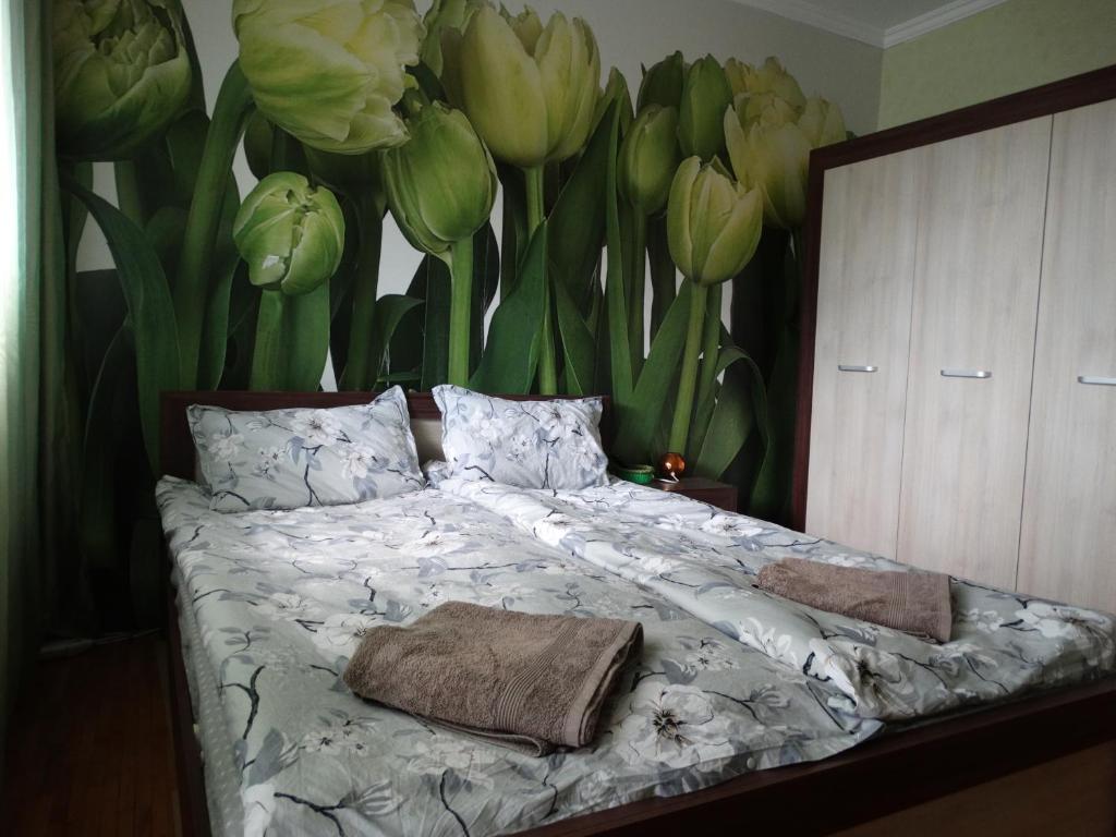 um quarto com uma cama com um mural de tulipas em Tulips - guest room close to the Airport, free street parking em Sófia