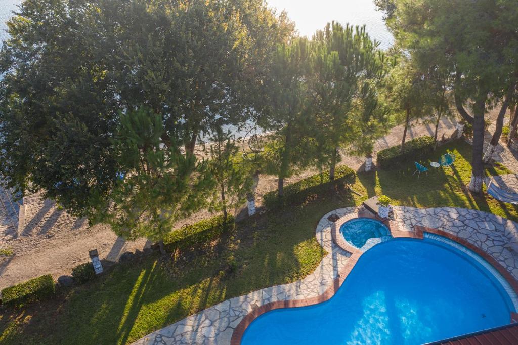 Bazén v ubytování Flisvos Seaside Apartments nebo v jeho okolí