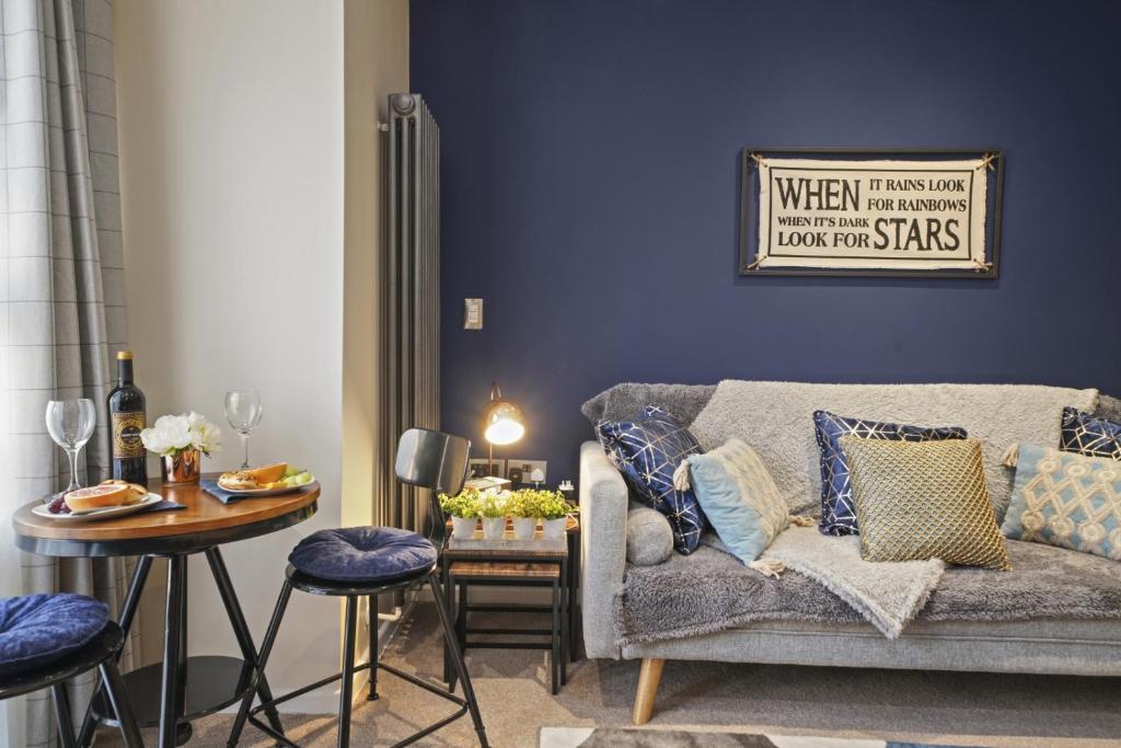 カンタベリーにあるSuper Funky Spire View Cottage - FREE Gated Parking - Ultra WiFiのソファとテーブルのあるリビングルーム