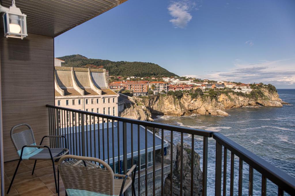 Un balcón con sillas y vistas al océano. en Sea Coast Lekeitio by HomeBilbao, en Lekeitio