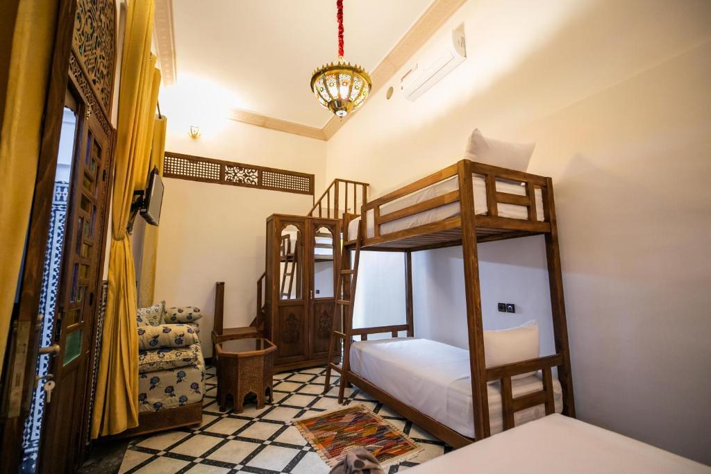 سرير أو أسرّة في غرفة في Dar Layali Fez