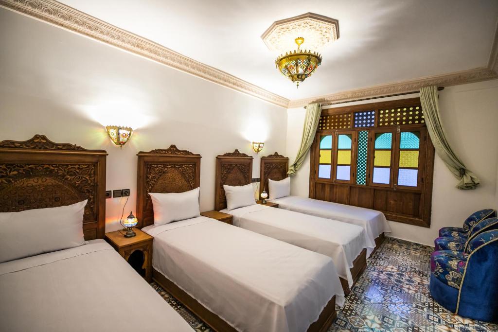 سرير أو أسرّة في غرفة في Dar Layali Fez